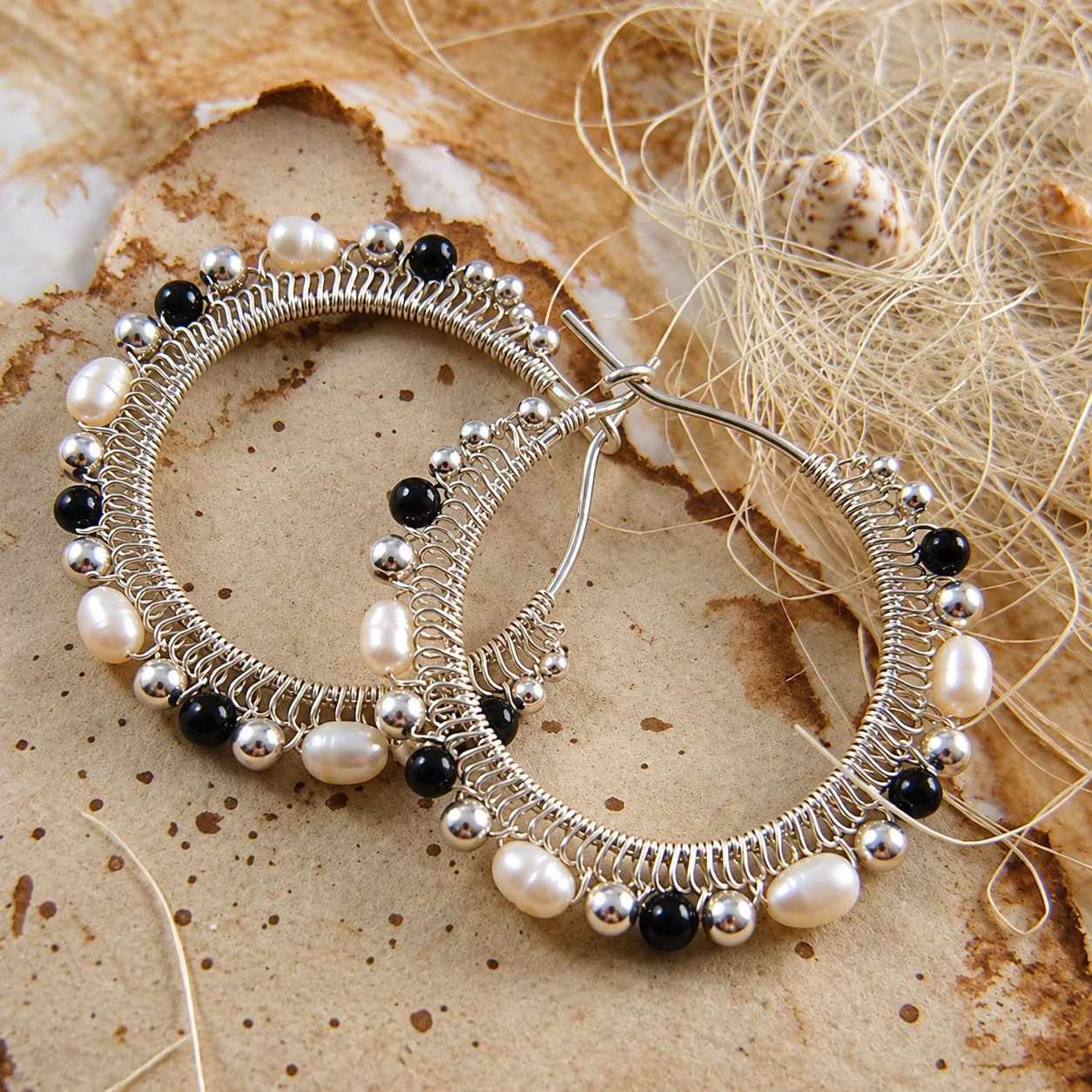 SILVER LACE –  srebrne kolczyki z perłami i Black Stone